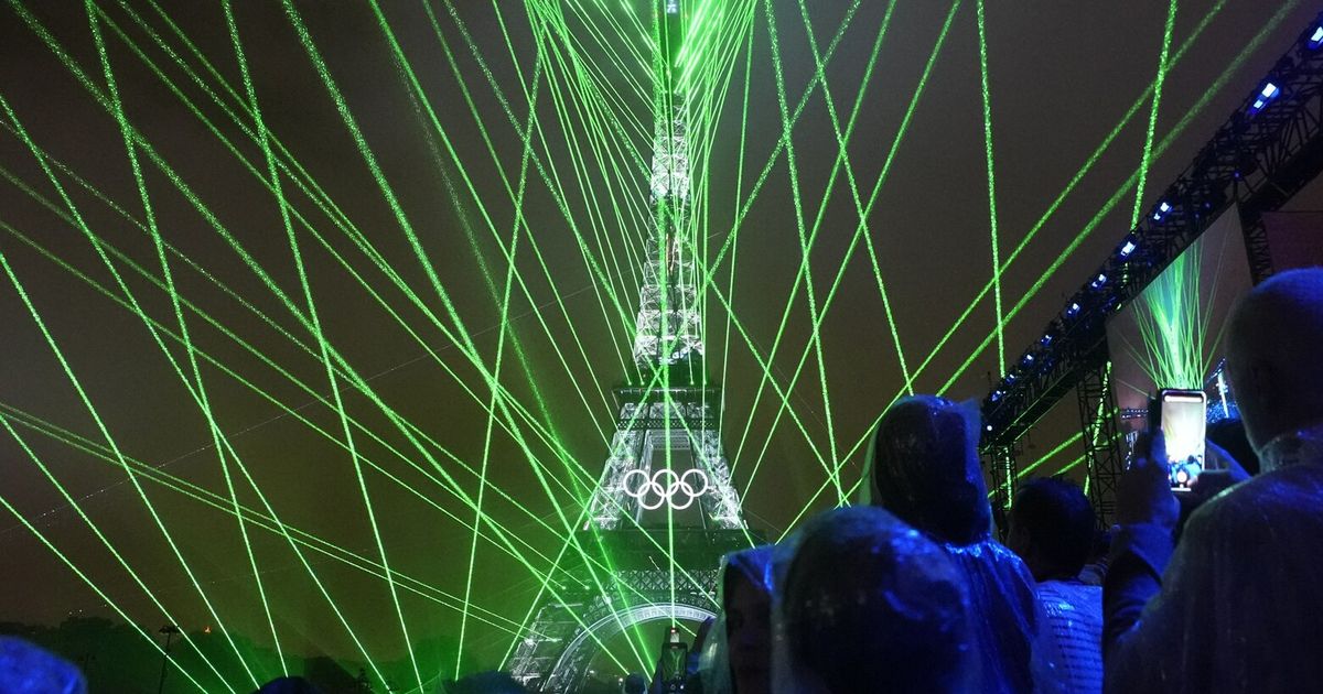 La Torre Eiffel conservará los anillos olímpicos de forma permanente, afirma el alcalde