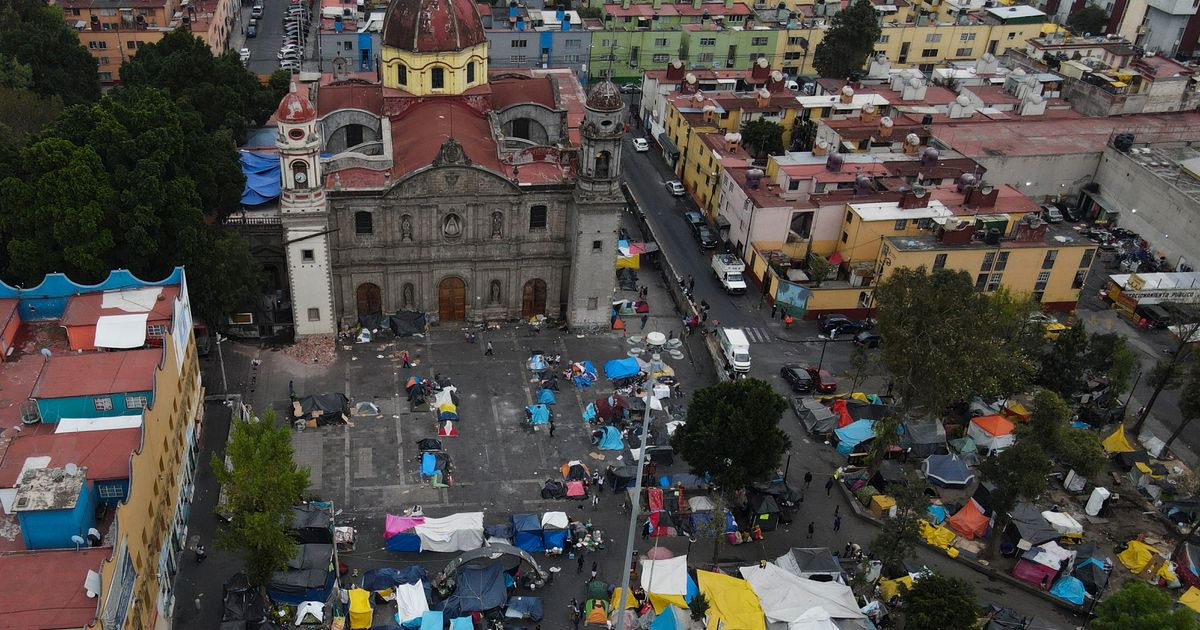 Migrantes construyen una vida improvisada en Ciudad de México mientras esperan asilo en Estados Unidos