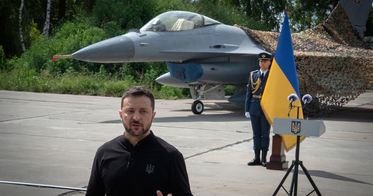 Zelenskyy de Ucrania muestra los nuevos aviones de combate F-16 que llegaron para combatir a Rusia en el aire