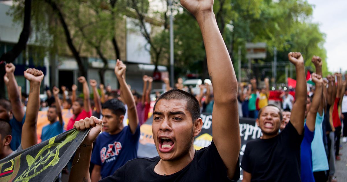 Ex funcionario prófugo implica a expresidente mexicano y otros en historia de desapariciones de estudiantes