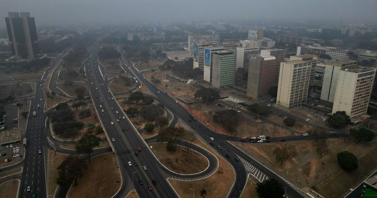 En un evento poco común, el humo del incendio cubre la capital de Brasil, lo que obligó a la respuesta federal