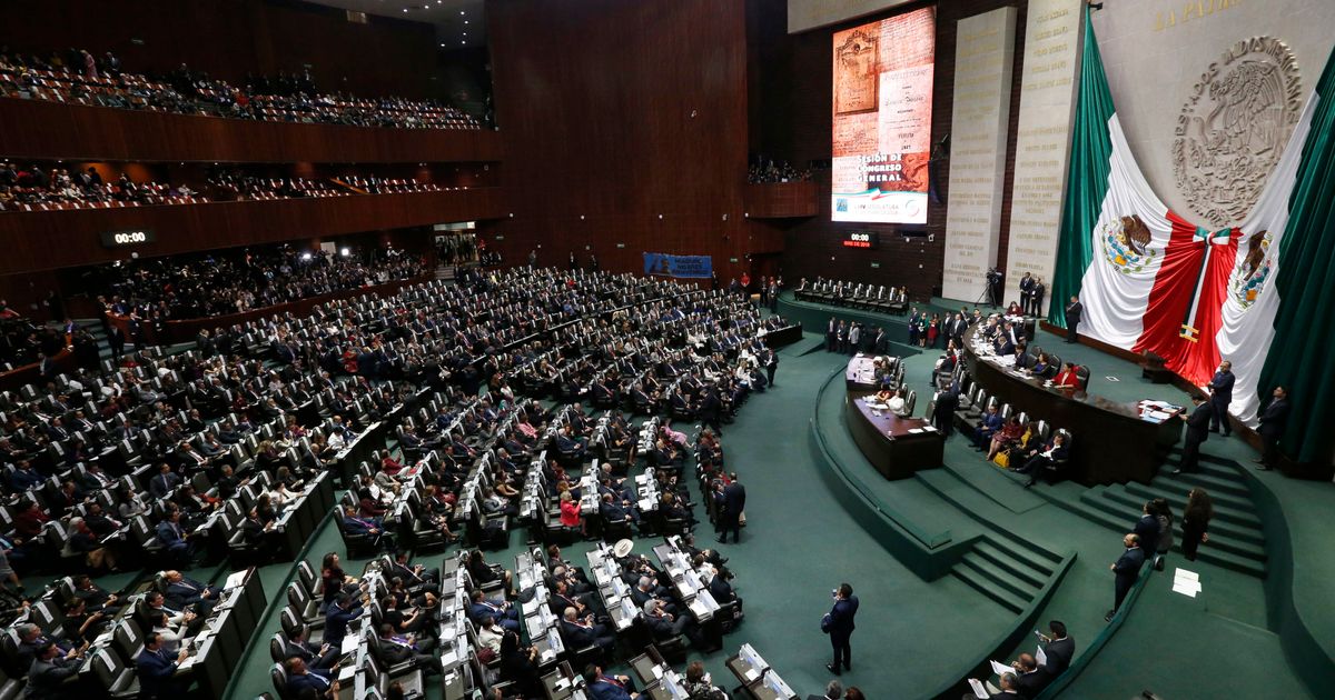 El partido gobernante de México se acerca a la mayoría en ambas cámaras del Congreso después de la desertión de dos senadores