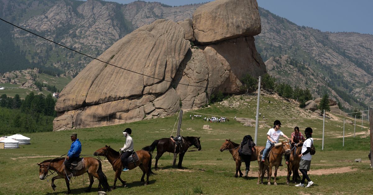 Mongolia está en el punto de mira del turismo y es cada vez más fácil visitarla. ¿Alguien quiere montar en trineo tirado por renos?