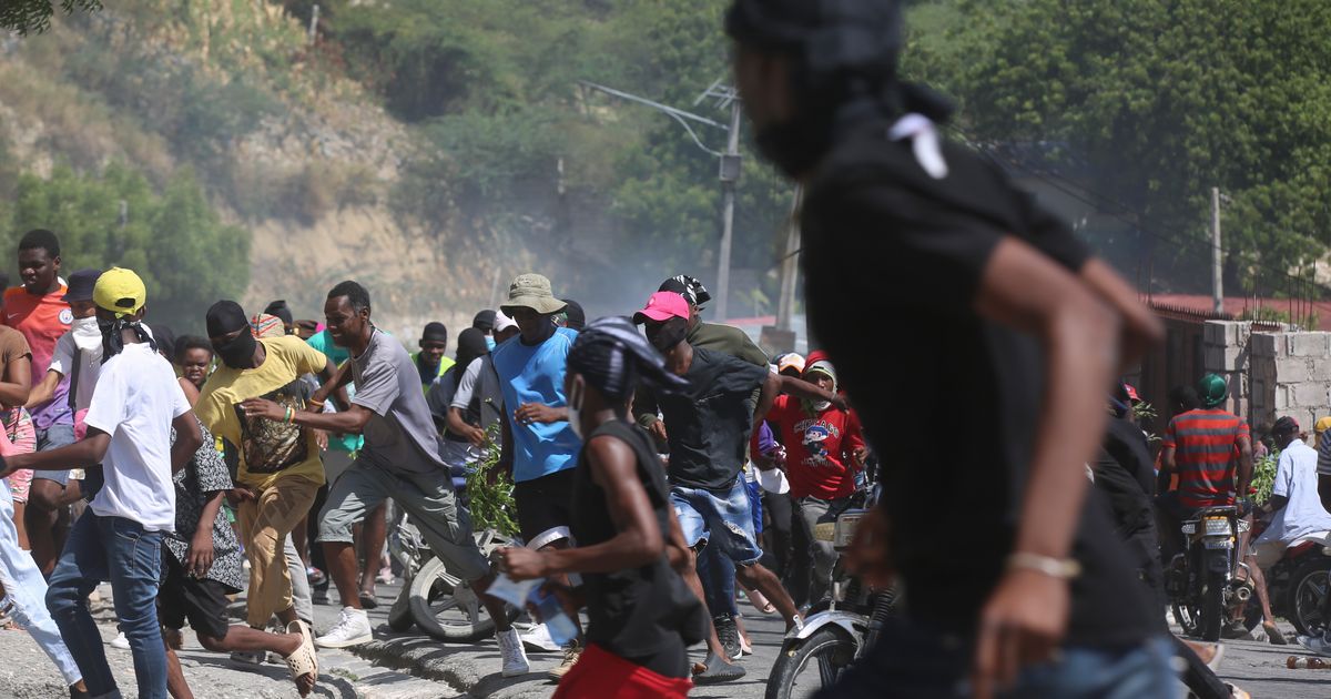 La policía haitiana lanza gases lacrimógenos contra manifestantes pacíficos que exigen ayuda para detener a las pandillas