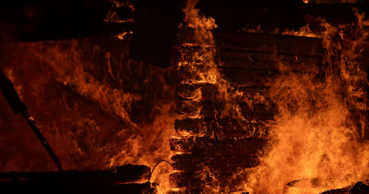 Un gran incendio forestal arrasa sin control en las afueras de la capital griega; se despliegan cientos de bomberos