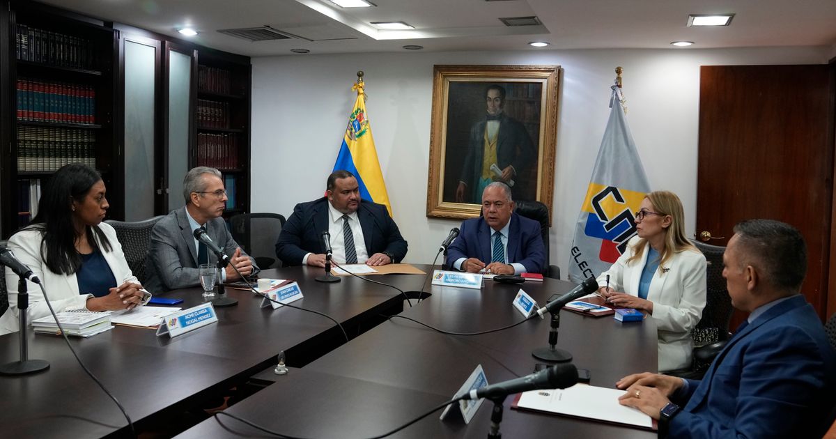 Funcionario electoral venezolano denuncia “falta de transparencia y veracidad” en reelección de Maduro