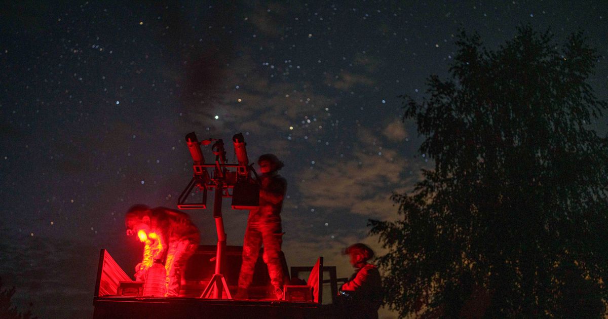 Con los hombres en primera línea, las mujeres vigilan el cielo nocturno de Ucrania para los drones rusos