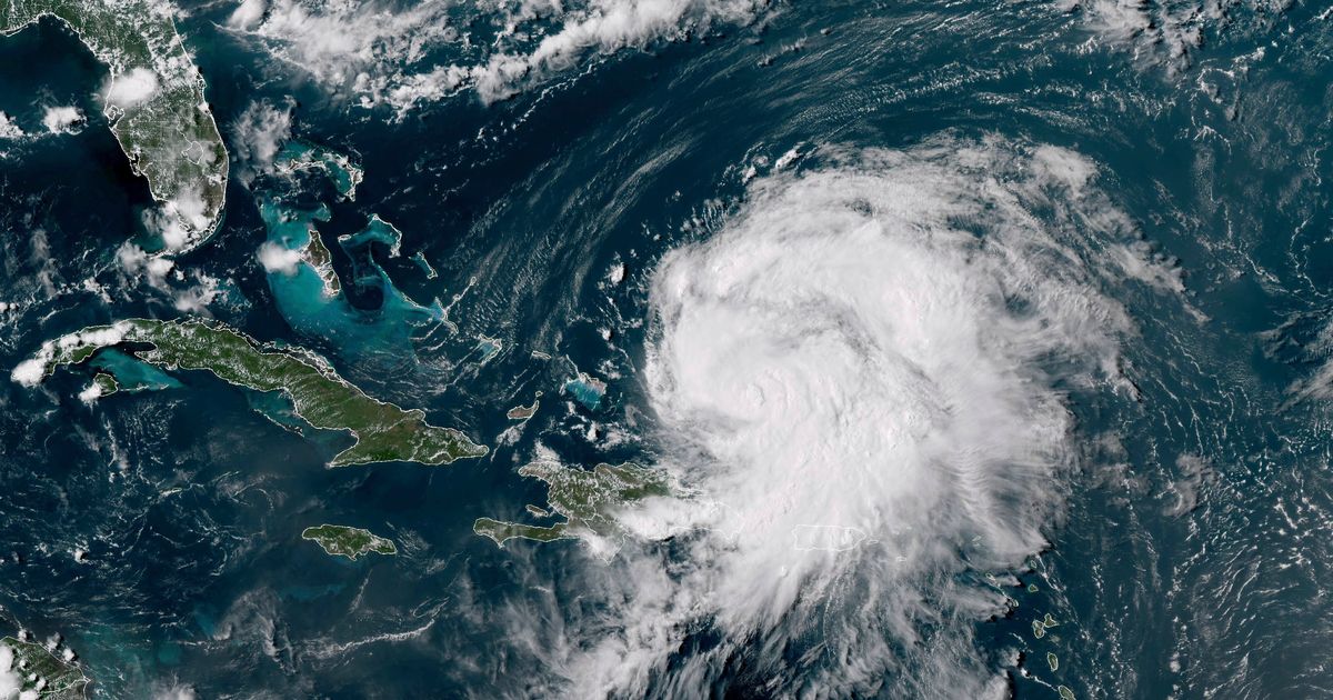 El huracán Ernesto avanza hacia Bermudas mientras el rico territorio británico se prepara para la tormenta