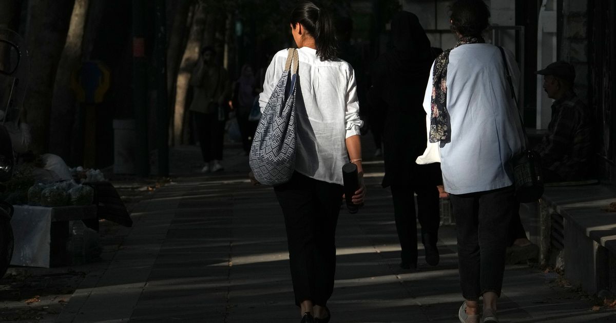 La policía iraní disparó a una mujer cuando intentaba confiscar su coche por violar la ley del hijab, según activistas