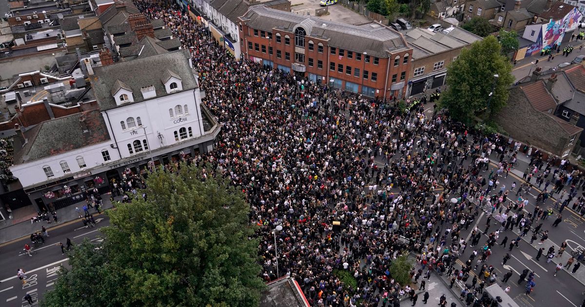 Los activistas británicos contra el racismo se enfrentan a la extrema derecha mientras la policía permanece en alerta