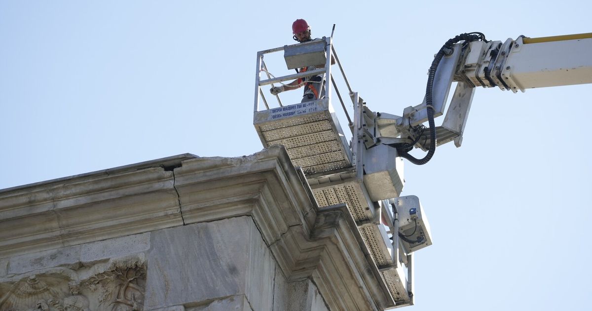 Un rayo daña el antiguo Arco de Constantino de Roma durante una violenta tormenta eléctrica