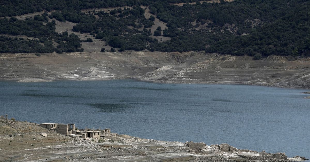 Las ruinas de un pueblo griego hundido hace mucho tiempo emergen mientras la sequía mina un depósito vital