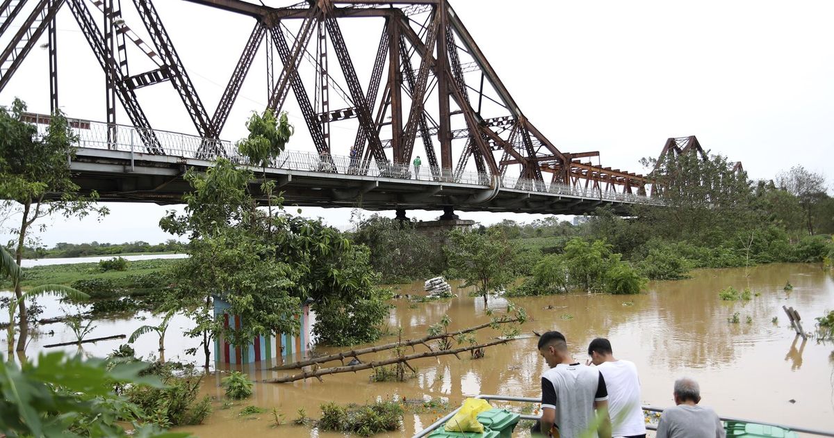 Una inundación repentina arrasa una aldea mientras el número de muertos por la tormenta de Vietnam aumenta a 141