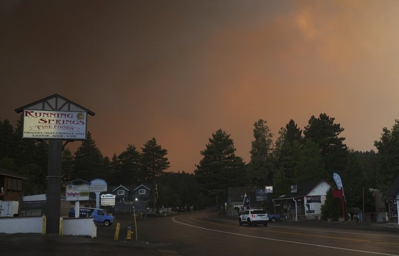 FILE – Smoke from the Line Fire fills the air Saturday, Sept. 7, 2024, in Running Springs, Calif. (AP Photo/Eric Thayer, File) LA430 LA430
