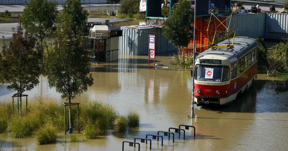 La UE advierte que las inundaciones mortales y los incendios forestales muestran que el cambio climático se está convirtiendo rápidamente en la norma