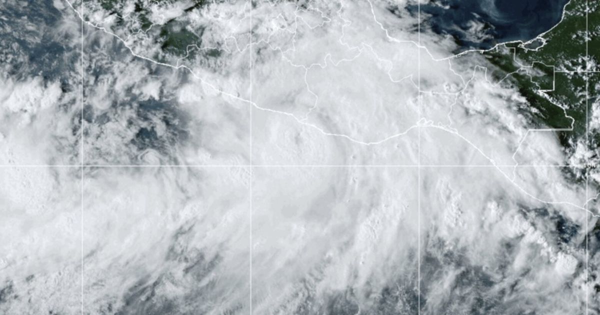 Dos personas murieron después de que John azotara la costa del Pacífico de México como un gran huracán