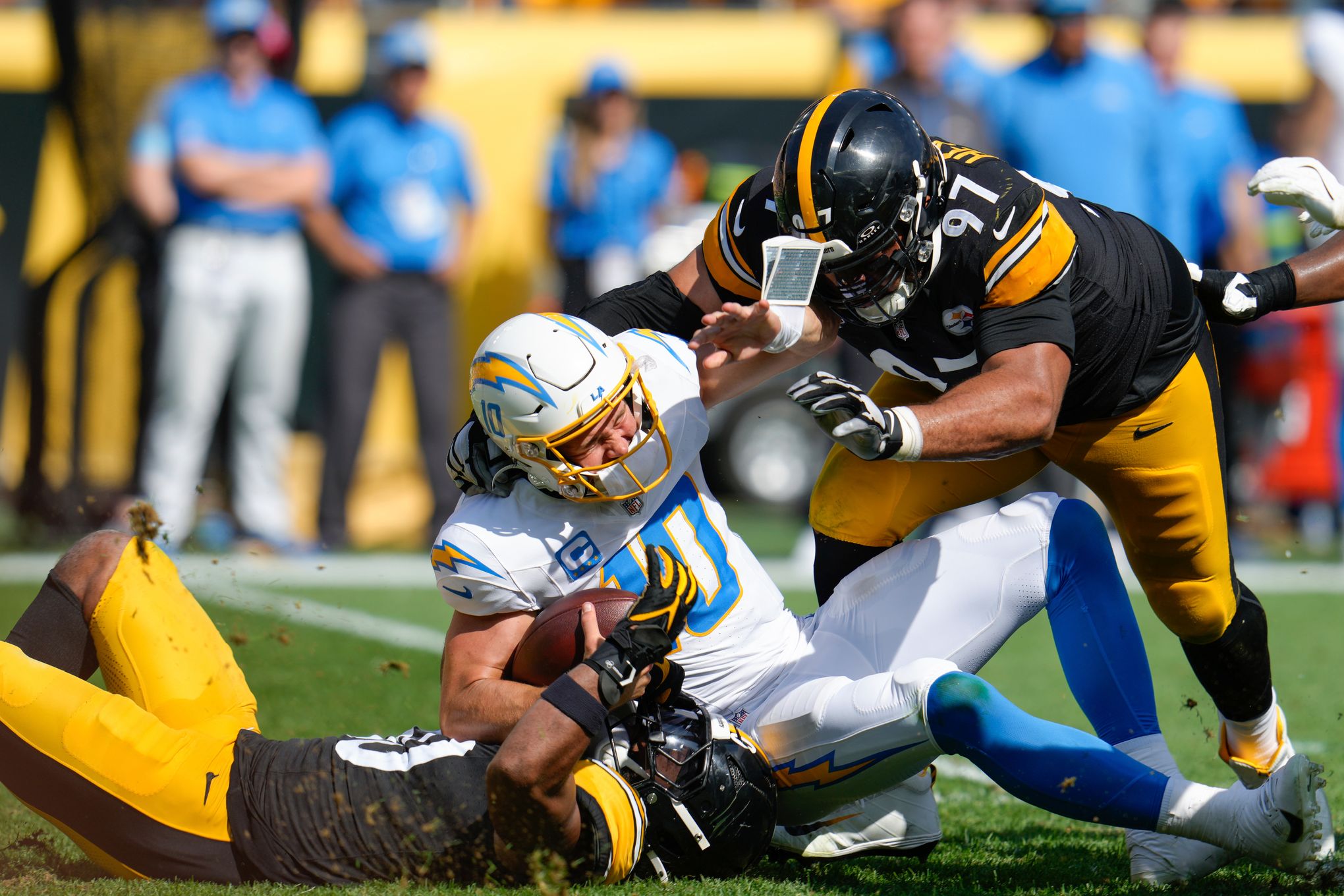 Justin Herbert, Los Angeles Chargers, contra o Pittsburgh Steelers (Foto: AP Photo/Gene J. Puskar)