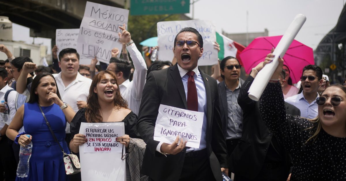 Mientras los manifestantes mexicanos bloquean el Congreso por la reforma judicial, los legisladores se dirigen a votar en un gimnasio cercano