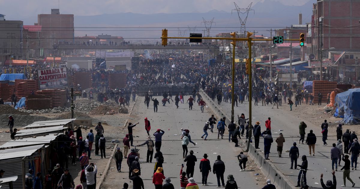 Manifestantes rivales se enfrentan en Bolivia mientras el expresidente Evo Morales encabeza una marcha hacia la capital