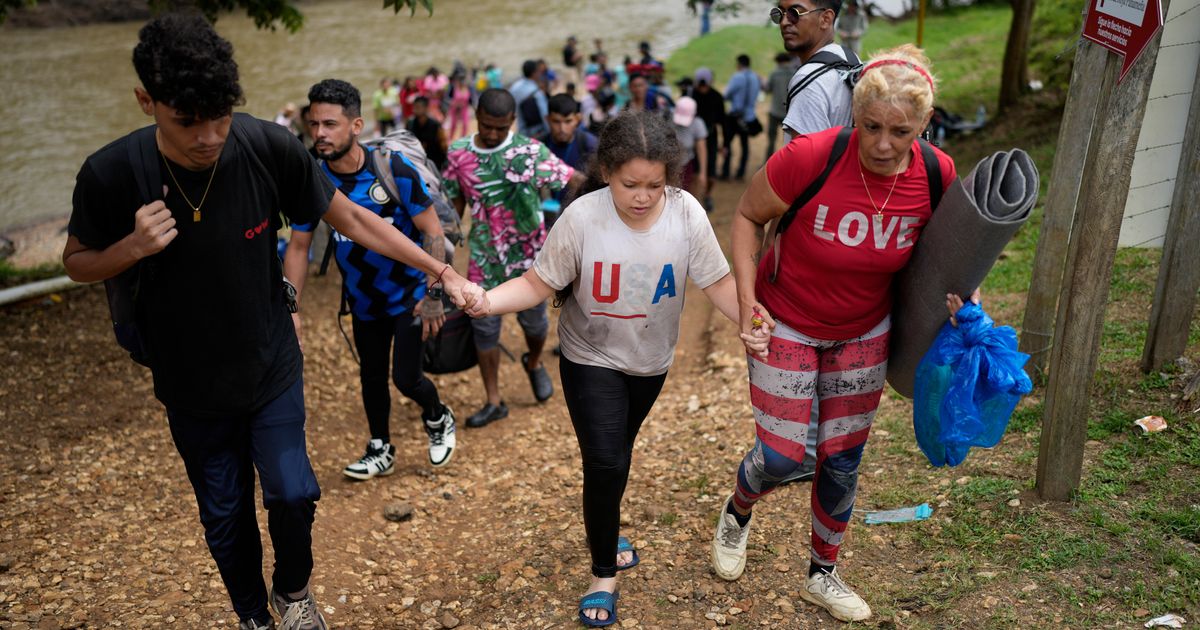 Los venezolanos que cruzan el Tapón del Darién dicen que han perdido la esperanza después de las elecciones de julio