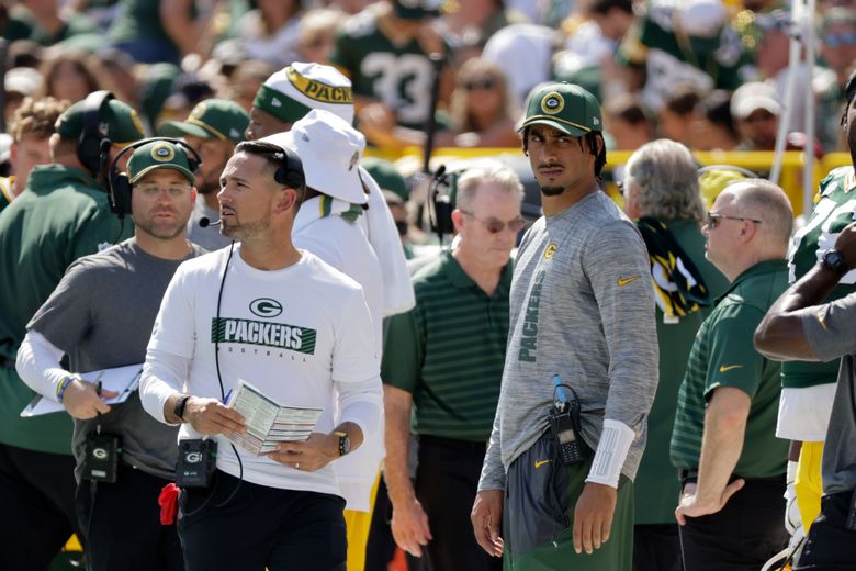 Warm day at Lambeau Field puts heat on Packers' O-linemen and causes one to  vomit on football | The Seattle Times