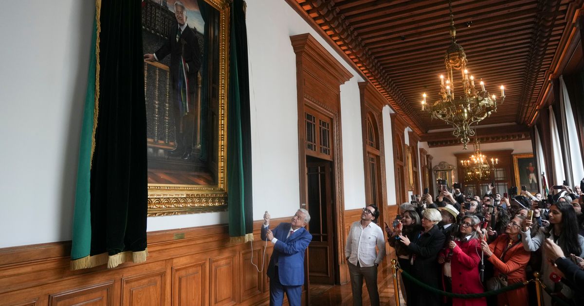 Música en vivo, desayuno y sorteo: el presidente de México aprovecha su último día en el cargo