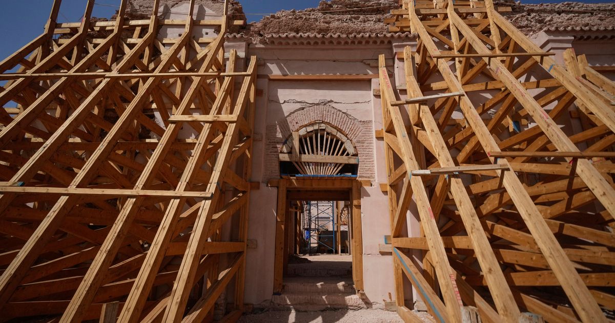 Ladrillo a ladrillo, Marruecos reconstruye una mezquita del siglo XII destruida por el terremoto de 2023