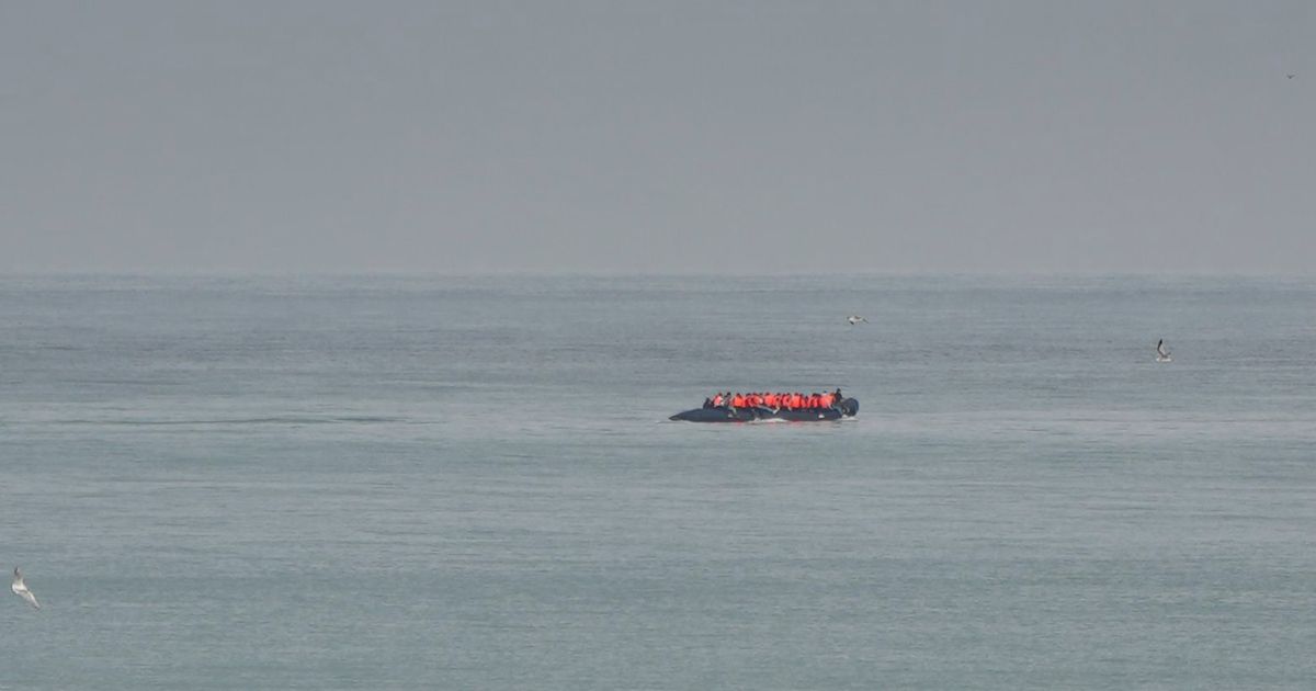 Un barco de migrantes intenta cruzar el Canal de la Mancha un día después de que murieran 12 personas