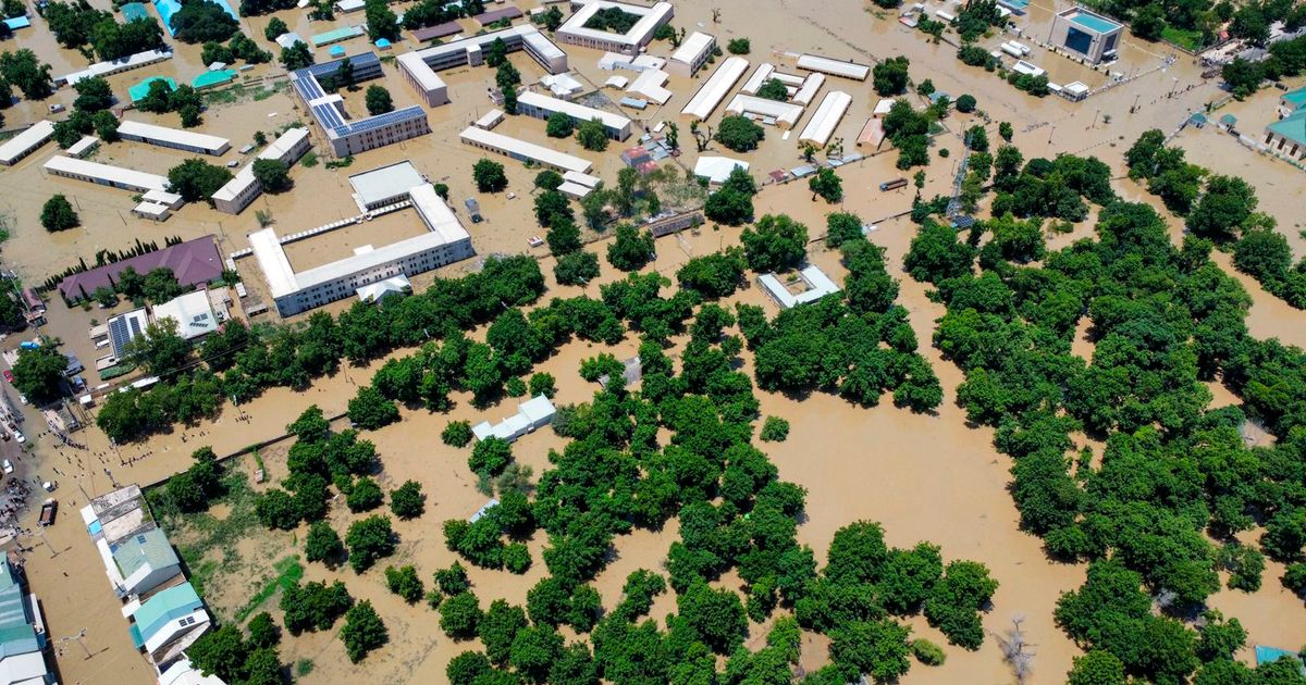 ‘El agua está llegando’: las inundaciones devastan África occidental y central