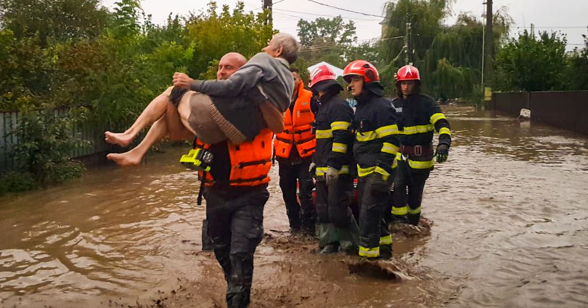 Encuentran a 4 personas muertas en el este de Rumanía mientras las tormentas dejan a cientos de personas varadas