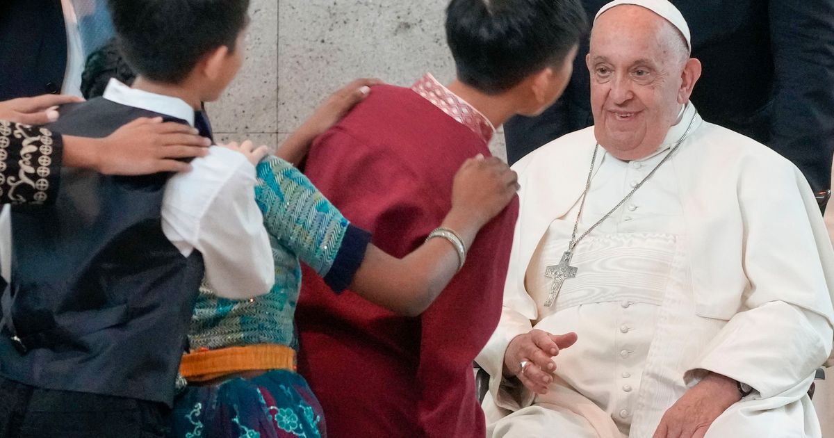 El Papa viaja de uno de los países más pobres del mundo a uno de los más ricos: Singapur