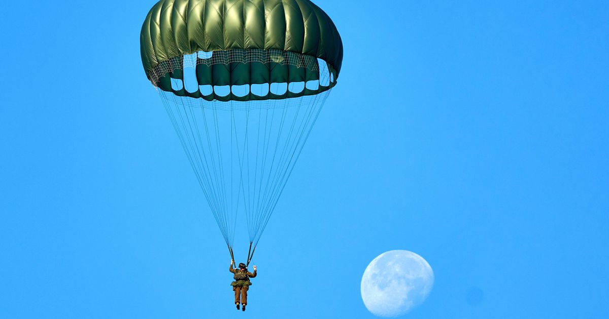 Cientos de paracaidistas se lanzan sobre un páramo holandés para conmemorar la operación de la Segunda Guerra Mundial