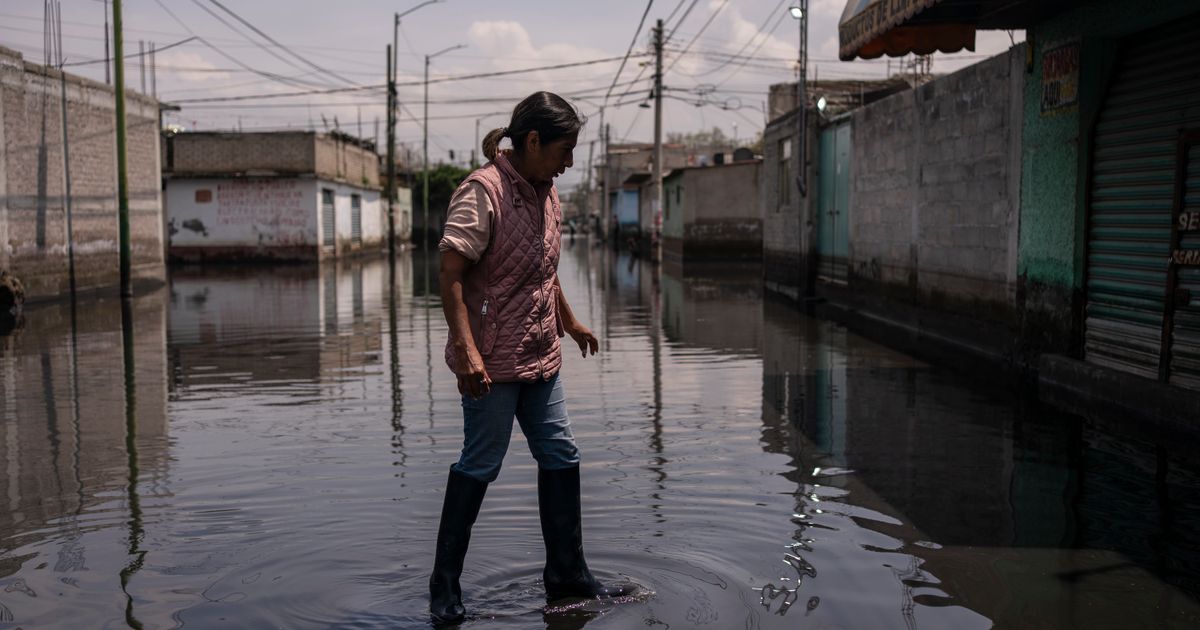 Residents of Mexico City suburb are anxious after living over a month in black sewage water