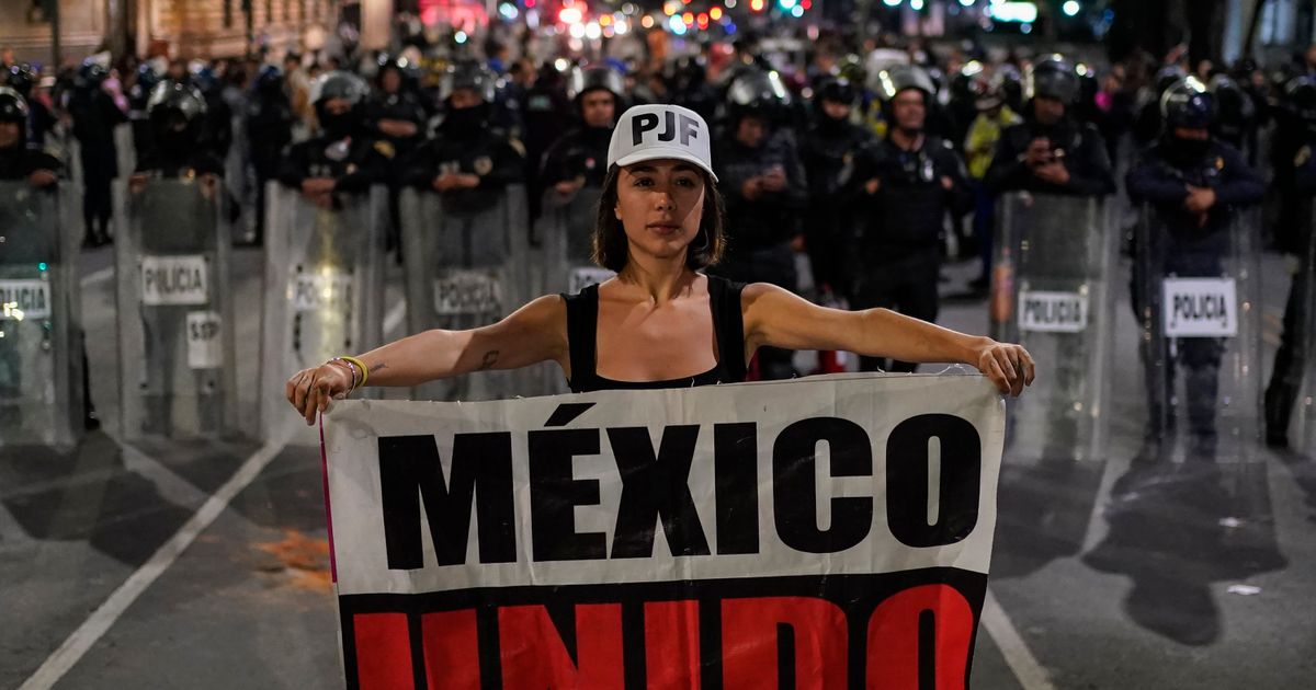 Senado de México aprueba polémica reforma judicial tras asalto de manifestantes a la Cámara