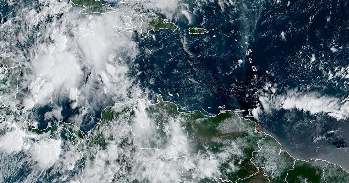 Fuertes lluvias azotan las Islas Caimán mientras el sureste de Estados Unidos se prepara para un gran huracán