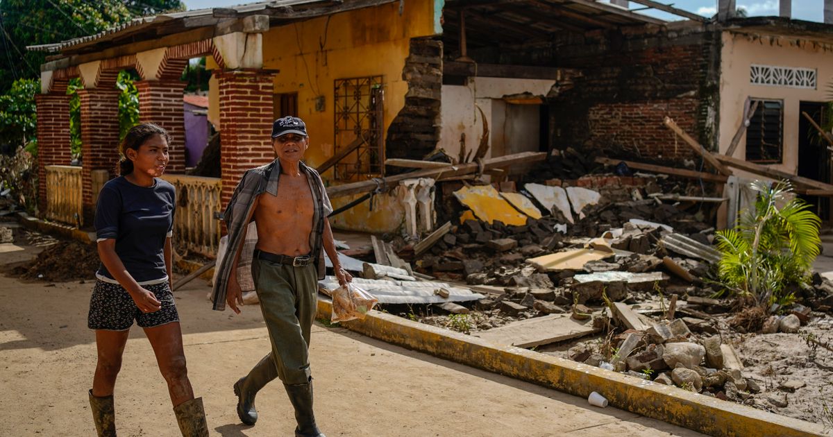 A lo largo de la costa del Pacífico de México, las inundaciones provocadas por el huracán John dejaron pueblos devastados y 15 muertos