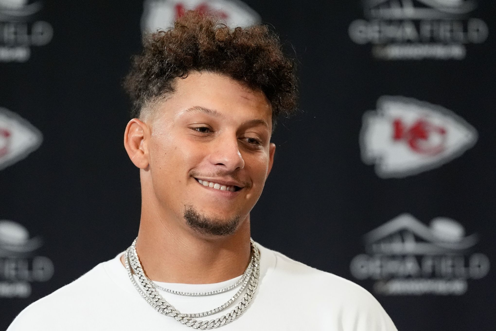 Chiefs QB Patrick Mahomes says he will not endorse anybody for president |  The Seattle Times