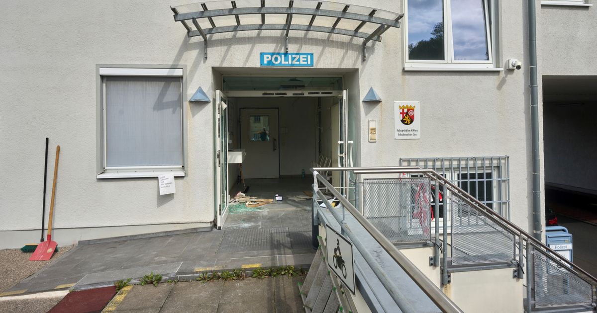 Man who threatened to kill officers at German police station believed to have extremist motive