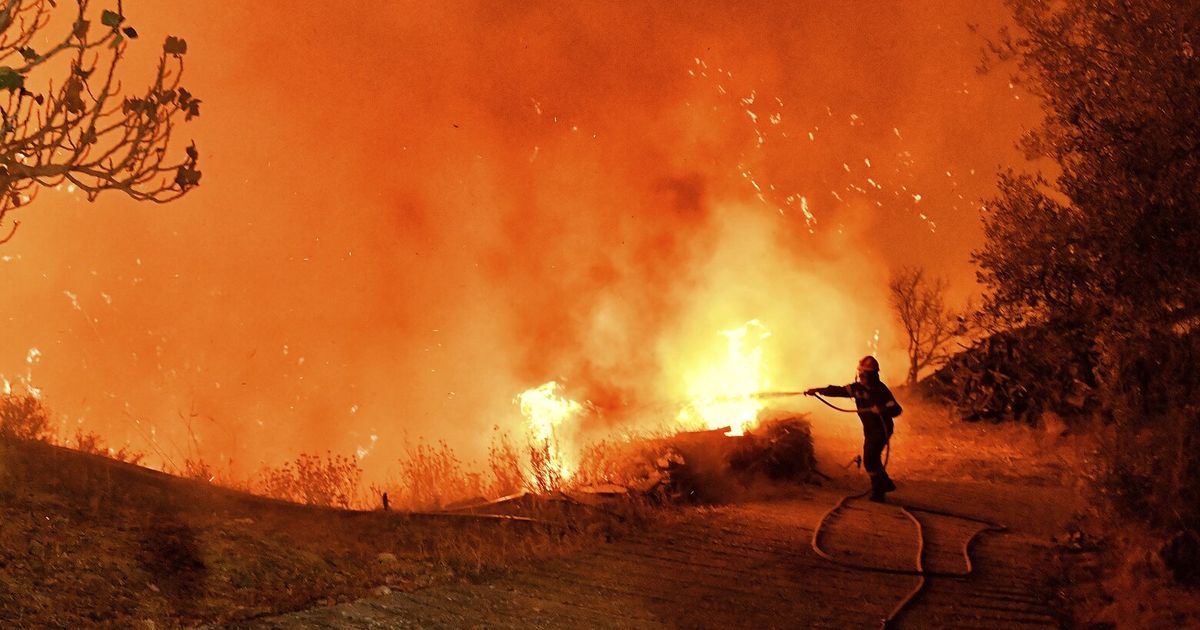 Cientos de bomberos luchan por tercer día contra un mortal incendio forestal que arrasa el sur de Grecia