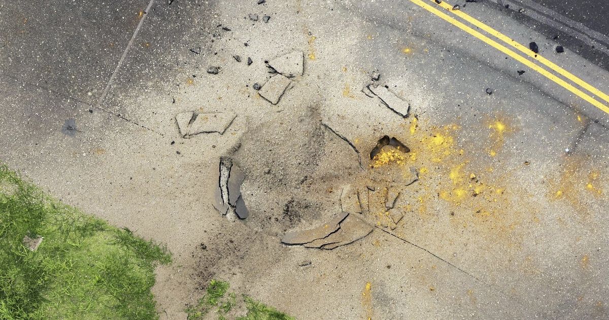 Una bomba estadounidense de la Segunda Guerra Mundial explota en un aeropuerto japonés y provoca un gran cráter en una calle de rodaje