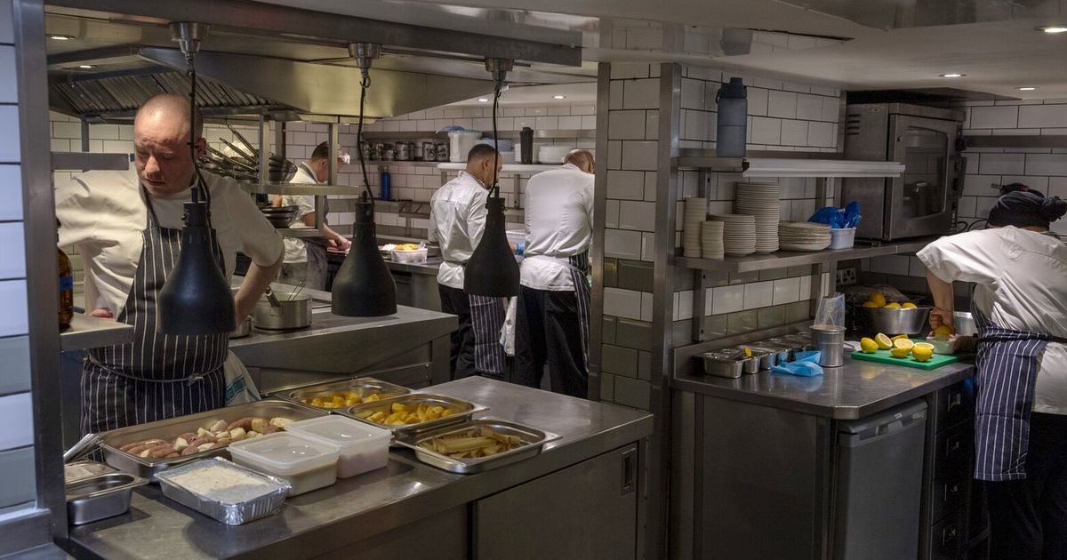 Un nuevo y elegante restaurante en Londres, atendido por personas recientemente sin hogar