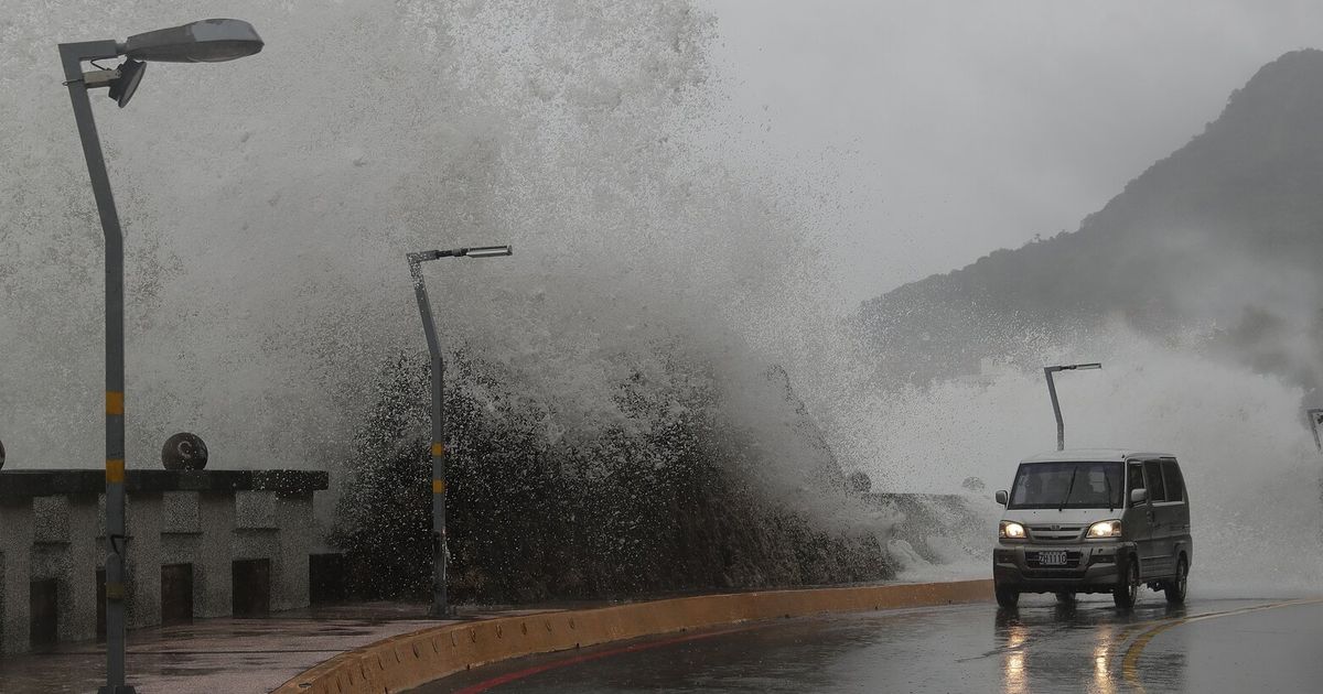 Dos muertos y miles de evacuados mientras un tifón se acerca a Taiwán