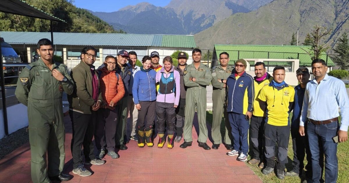 Los escaladores estadounidenses y británicos que perdieron su tienda y su equipo en el pico del Himalaya indio son rescatados después de 3 días