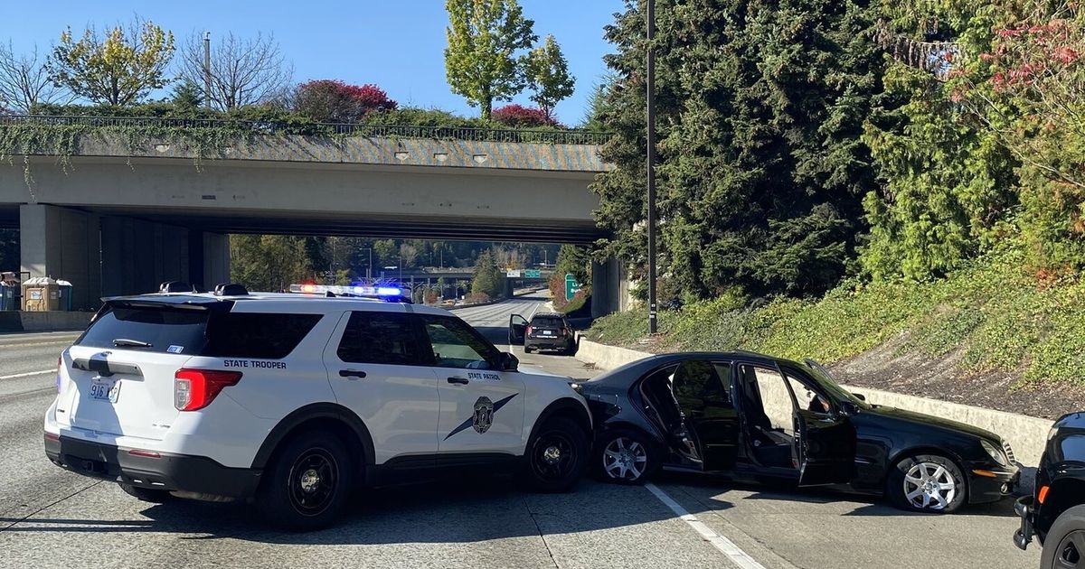 Bomb scare shuts down I-90 in both directions on Mercer Island