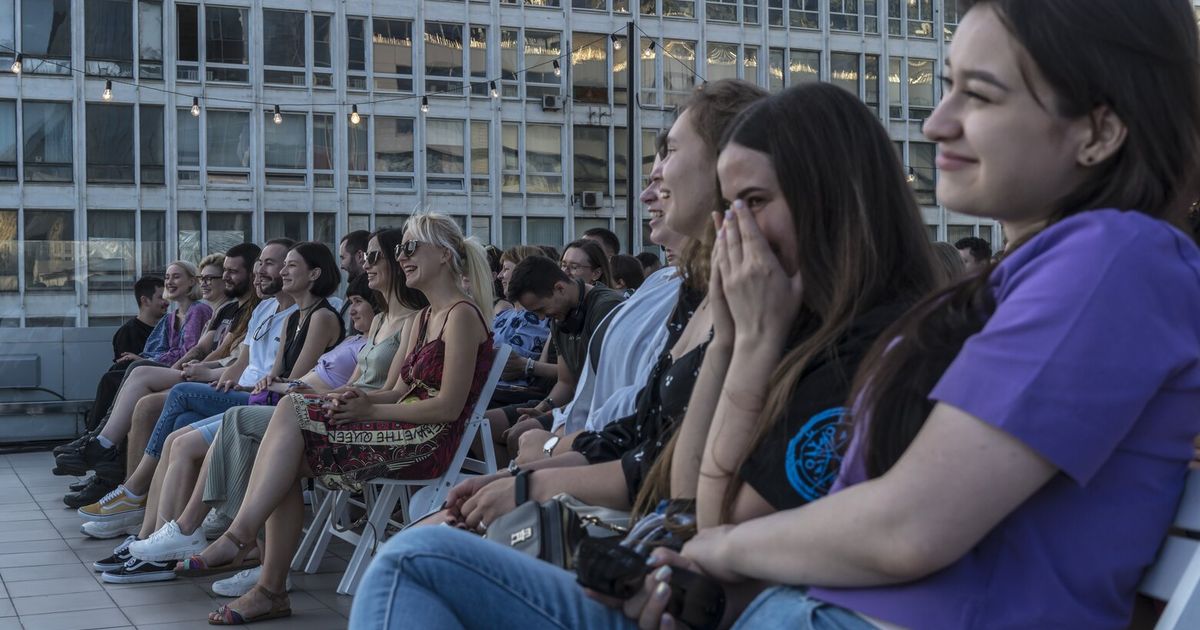 Chistes y subastas poco convencionales para las tropas: el monólogo arrasa en Ucrania