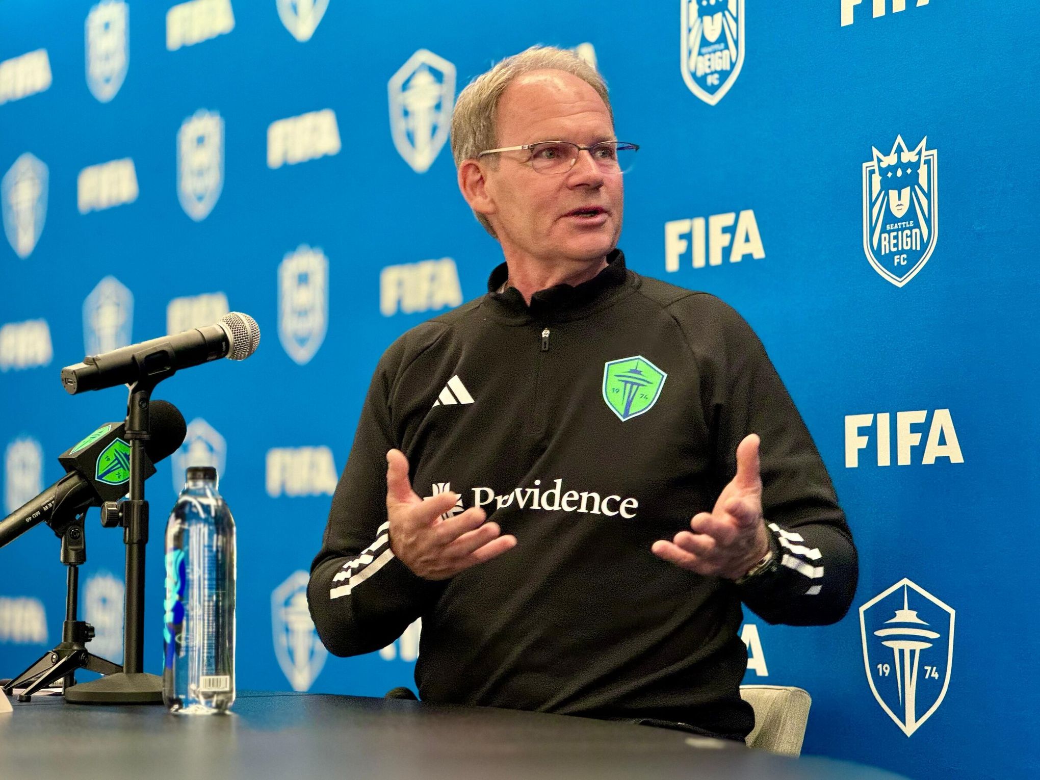 Sounders sign coach Brian Schmetzer to contract extension | The Seattle  Times