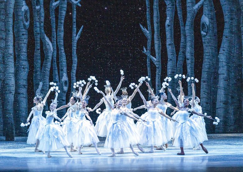 Танцоры балетной компании Pacific Northwest Ballet и студенты школы PNB в сцене из «Щелкунчика» Джорджа Баланчина. (Анджела Стерлинг)