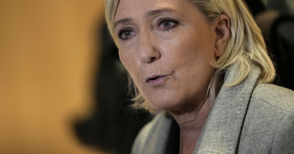 La líder de extrema derecha francesa Marine Le Pen se enfrenta a los tribunales acusada de malversación de fondos de la UE