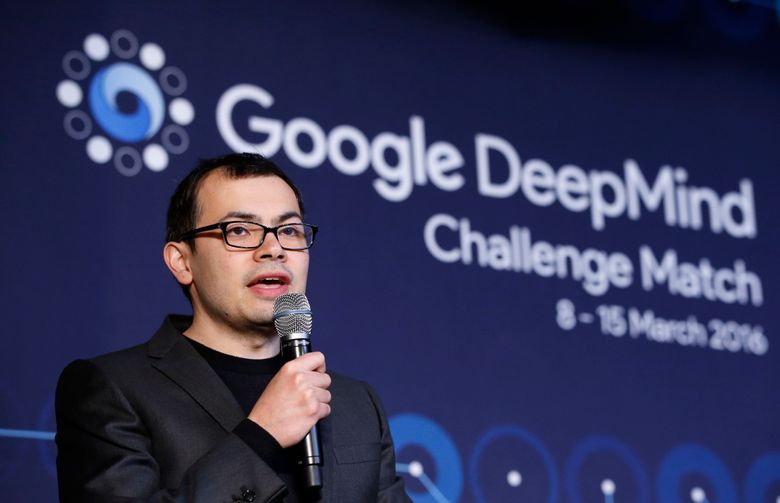 ФАЙЛ - Глава Google DeepMind Демис Хаса비스 отвечает на вопрос репортера во время пресс-конференции в Сеуле, Южная Корея, во вторник, 15 марта 2016 года. (AP Photo/Ли Jin-man, Файл)