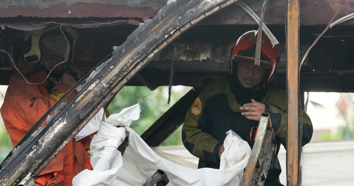 Un autobús escolar se incendia en las afueras de Bangkok y se teme que 25 personas a bordo hayan muerto, dicen funcionarios del gobierno